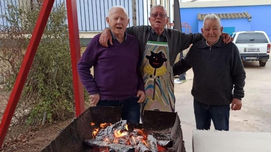 Los usuarios del centro de día de Torres almorzaron carne a la brasa. | SERVICIO ESPECIAL