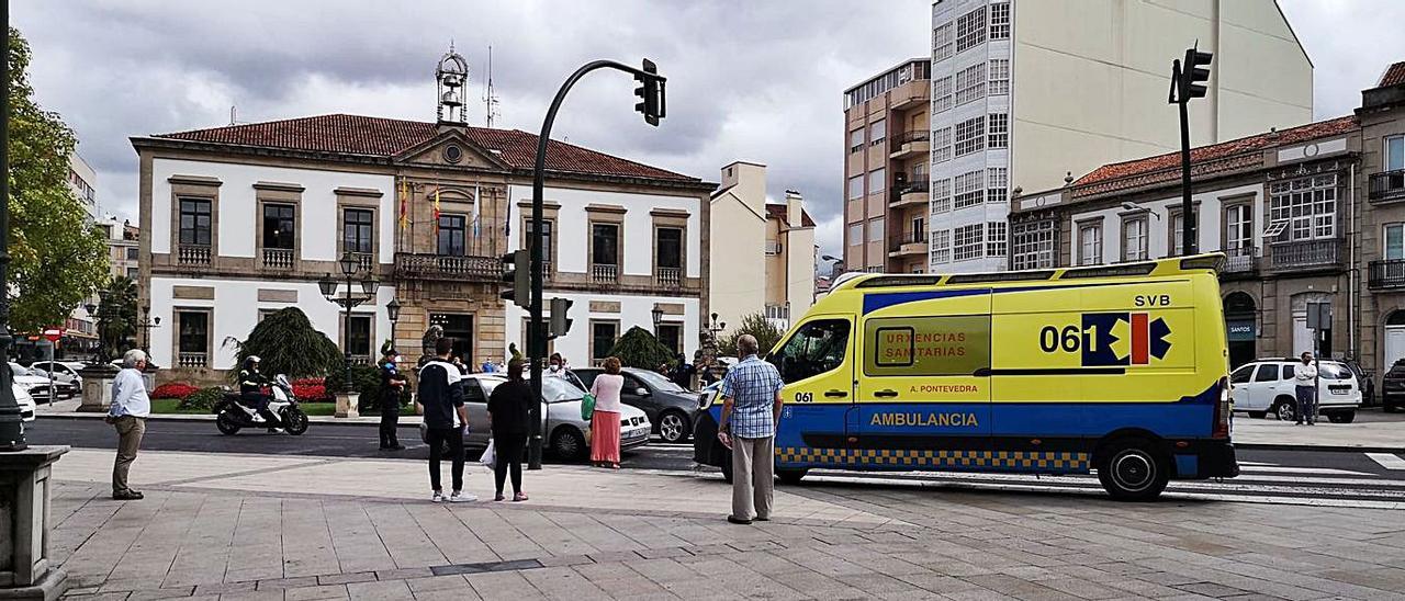 La ambulancia que acudió al lugar del accidente, ayer a mediodía.