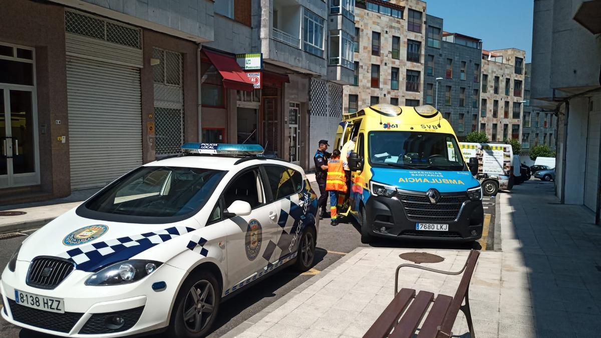 Traslado del hombre en la ambulancia del 061.