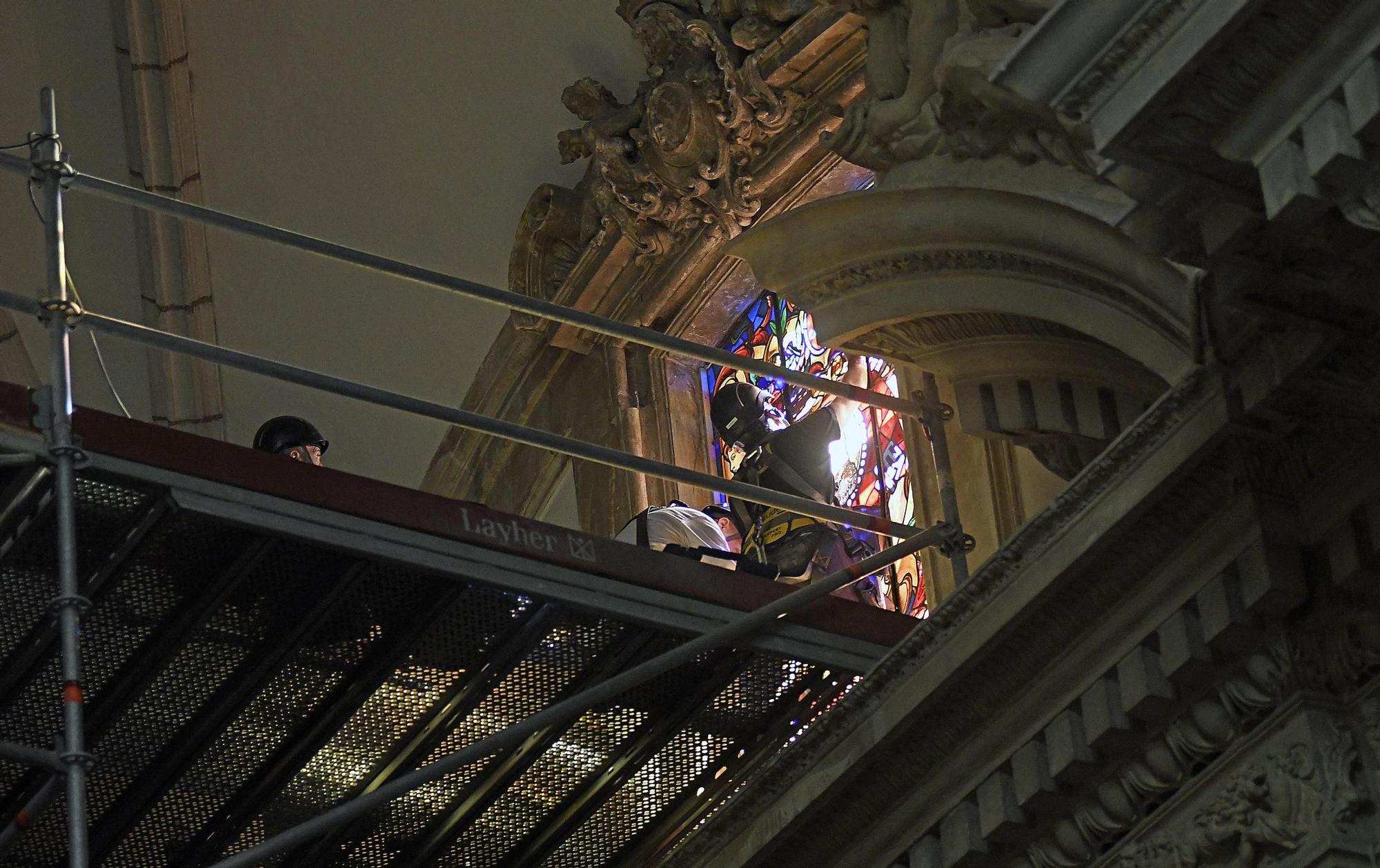 Así han instalado las vidrieras de San Pedro y San Pablo en la Catedral de Murcia