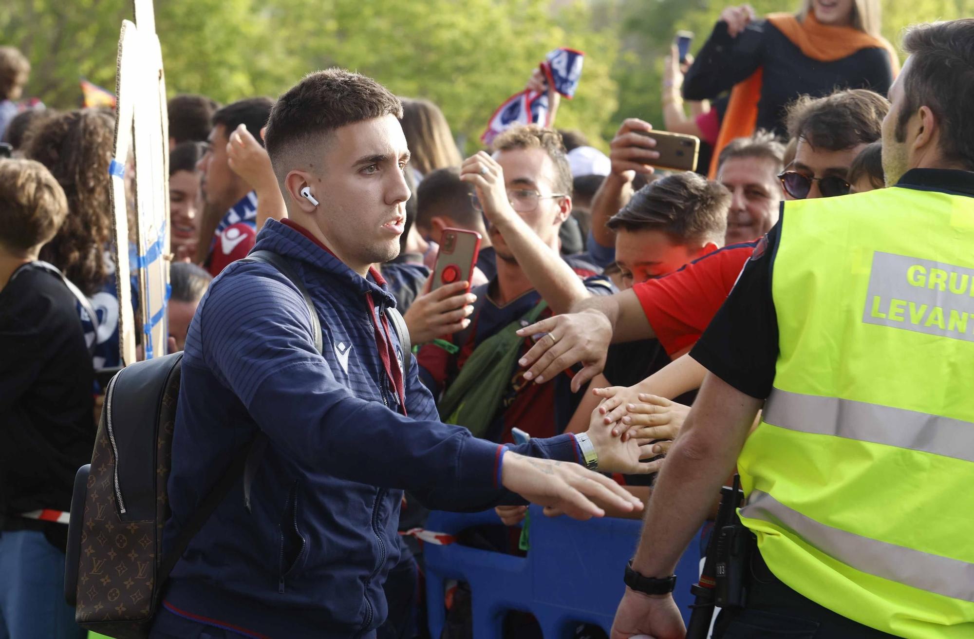 Recibimiento de la afición levantinista al equipo