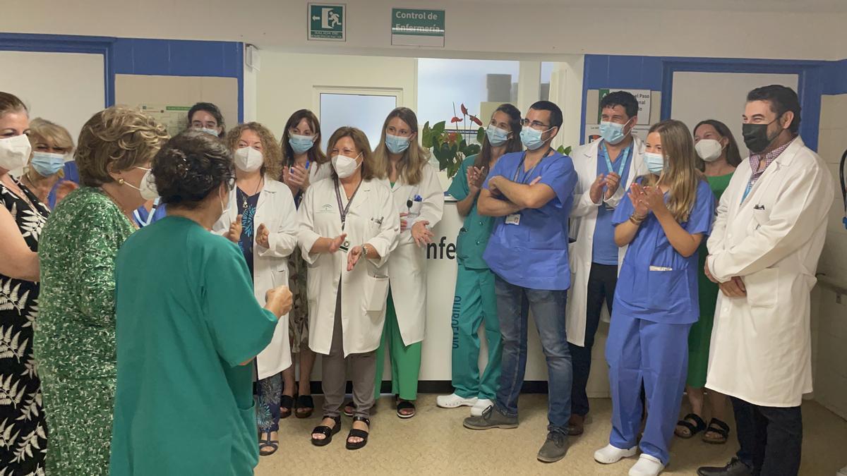 El equipo médico del Regional despide entre aplausas a Mari Carmen Robles tras su alta