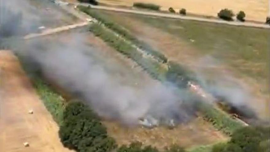 Un incendi amb focus secundaris crema vegetació a Pedret i Marzà