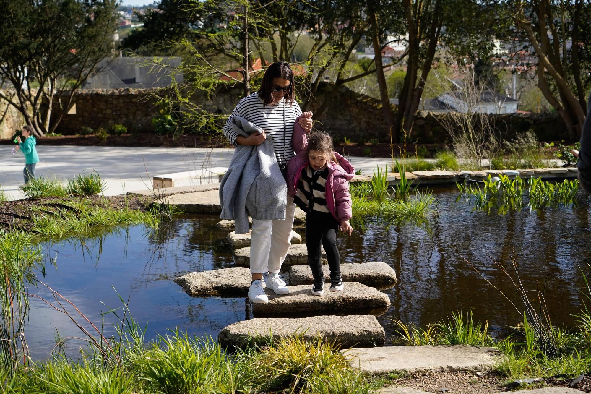 Inauguración en Santa Cruz del parque Rosalía Mera, donado por Sandra Ortega