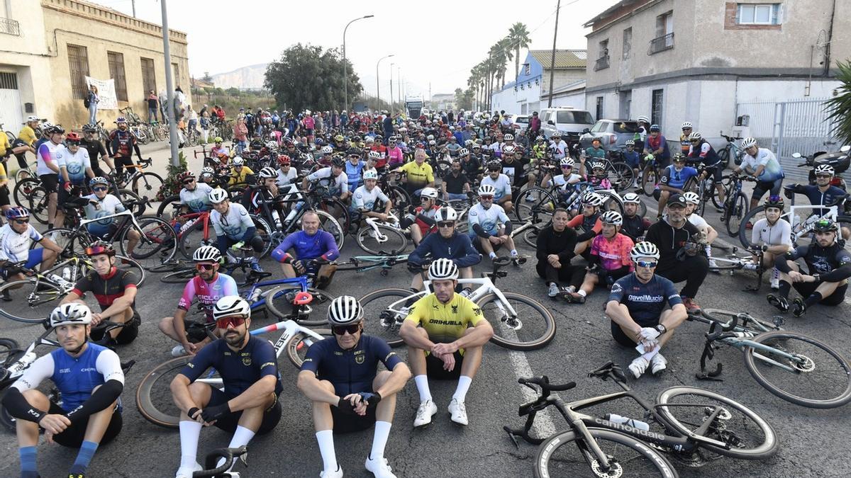 Imágenes de la sentada ciclista en Cobatillas en homenaje al hombre que fue atropellado en 2025.