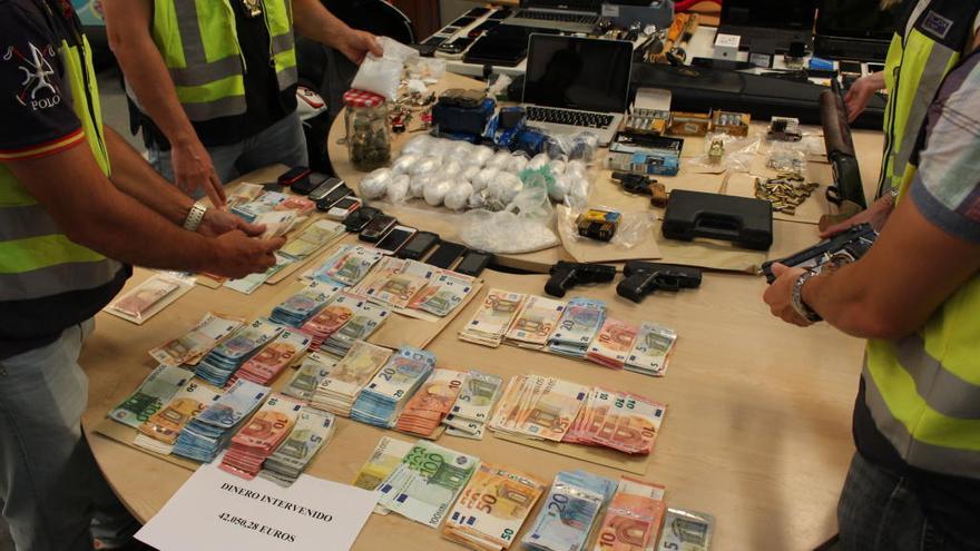 Dinero, droga y armas intervenidas a la banda.