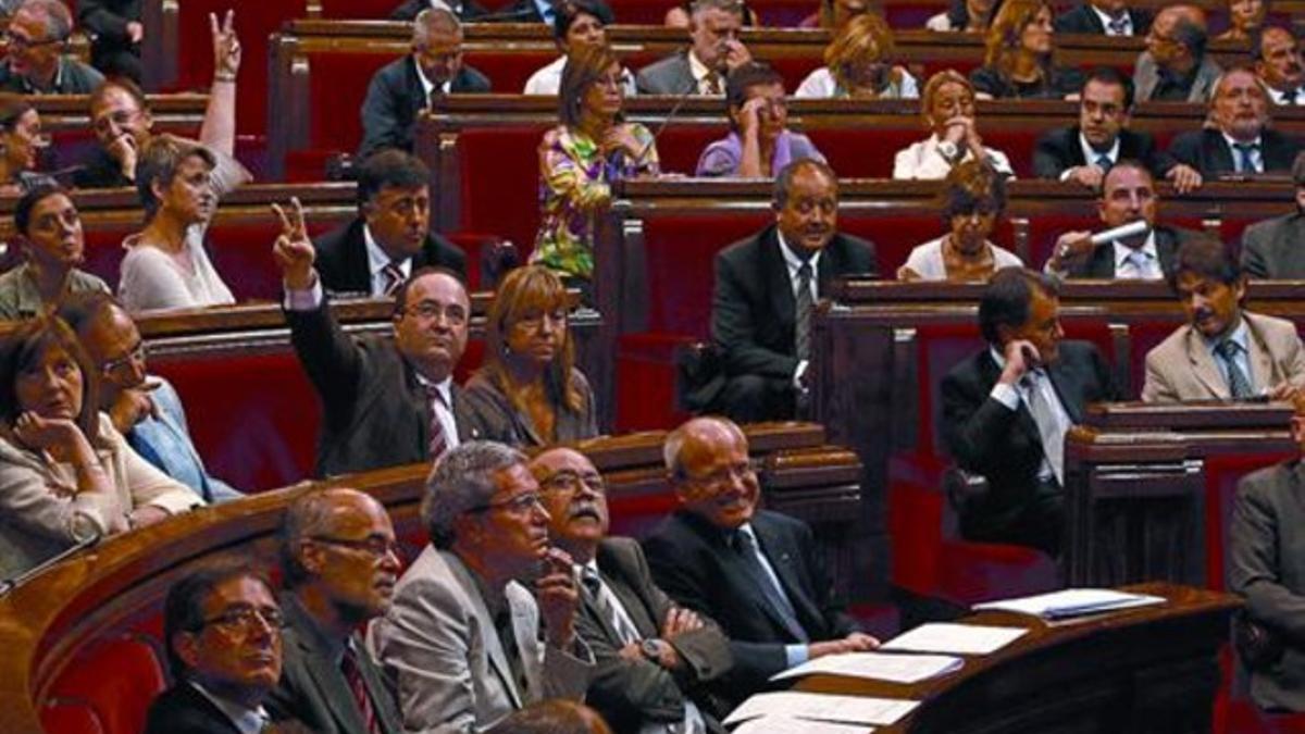 Los diputados del Parlament votan una de las resoluciones de la oposición, ayer en la última parte del pleno monográfico sobre la sentencia del TC.