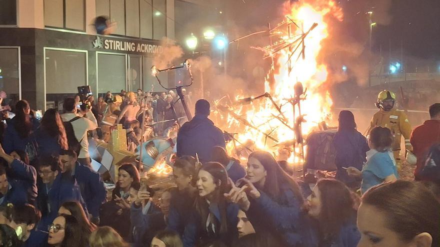 El fuego de la fiesta: así vive la falla Port Rotes de Dénia la cremà
