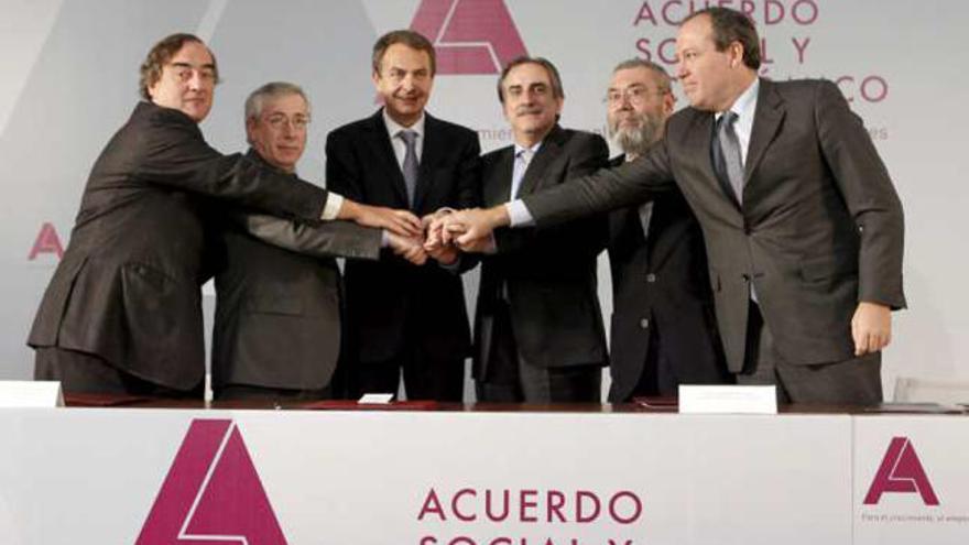 Zapatero urge un pacto sobre los convenios al que aún le quedan flecos