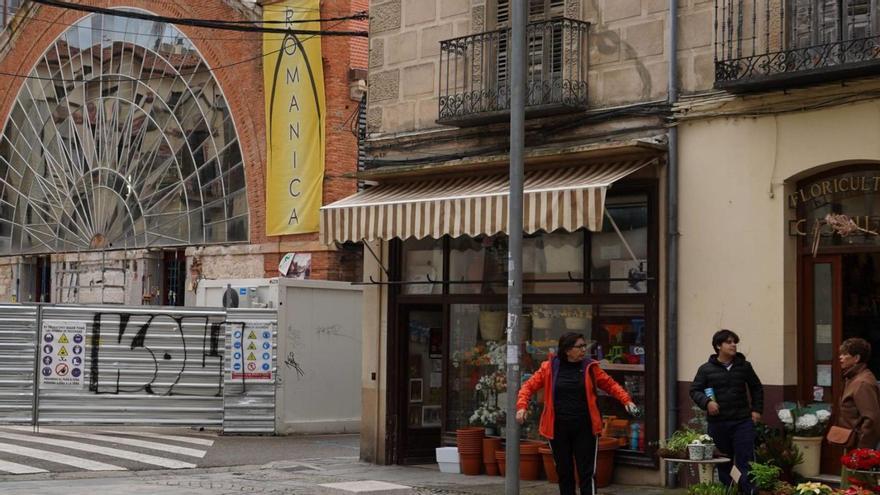 El Mercado de Abastos está rodeado de negocios de todo tipo que esperan su reapertura.