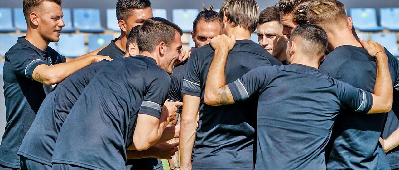 Varios de los futbolistas de la UD Ibiza se confabulan en un entrenamiento para lograr este sábado su primer triunfo en Can Misses.