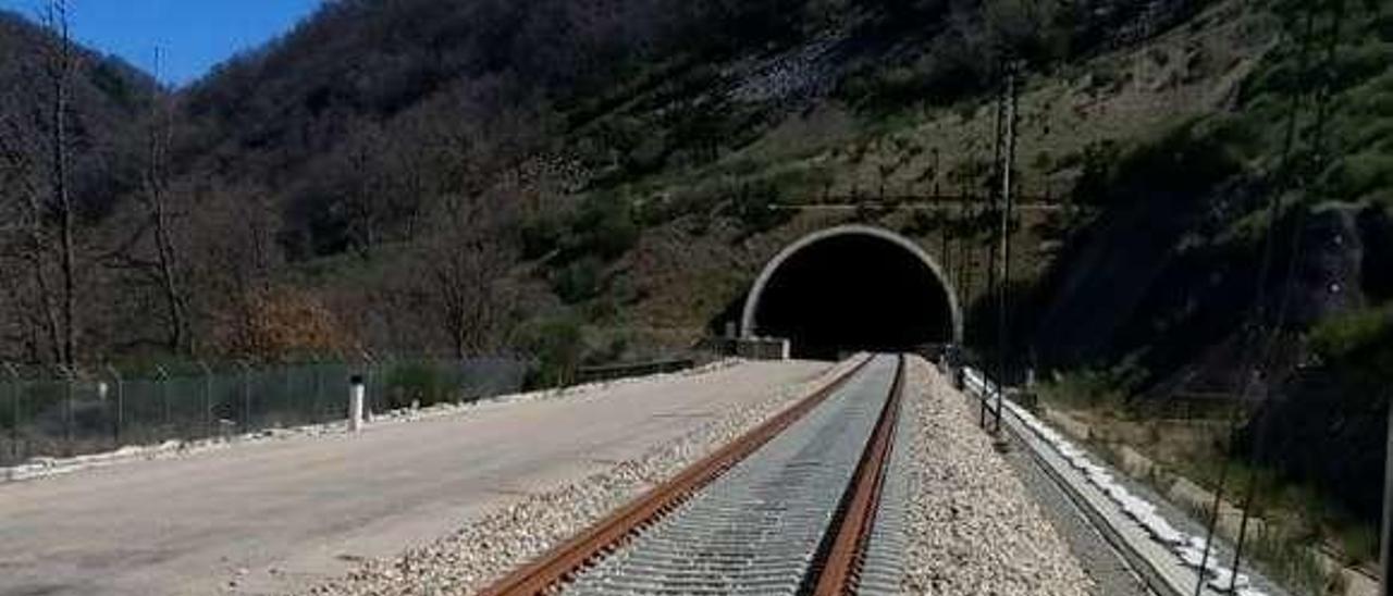 Vías instaladas en la vertiente leonesa de la Variante.