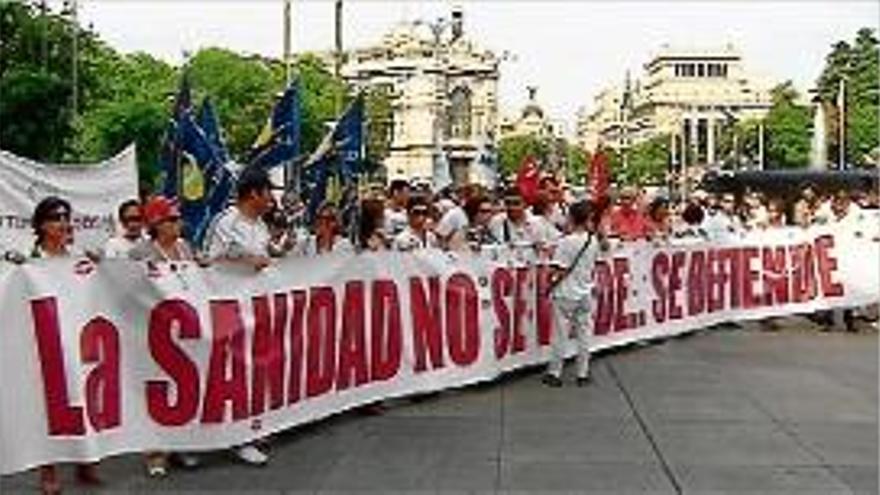 La marxa a favor de la Sanitat va aplegar centenars de persones.