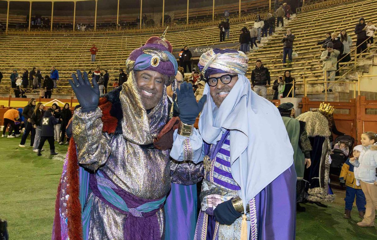 Las mejores imágenes de la Cabalgata de los Reyes Magos en Alicante