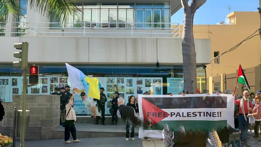 Protestas en frente del Cabildo de Gran Canaria por la final de la Eurocup