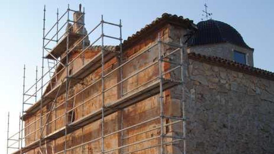 Rehabilitación de la fachada de la ermita hace unos meses.