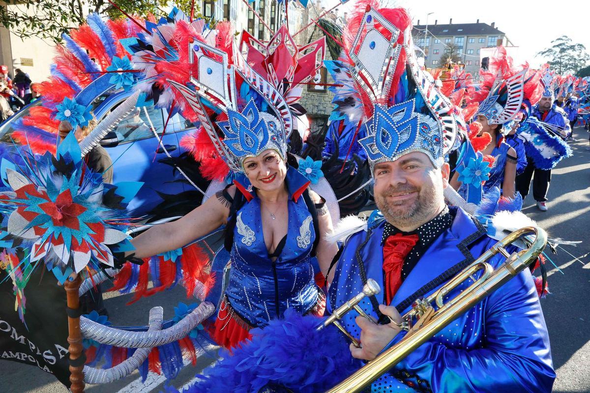 Vintedúas comparsas e dez carrozas: Santiago celebra o día grande do seu Entroido