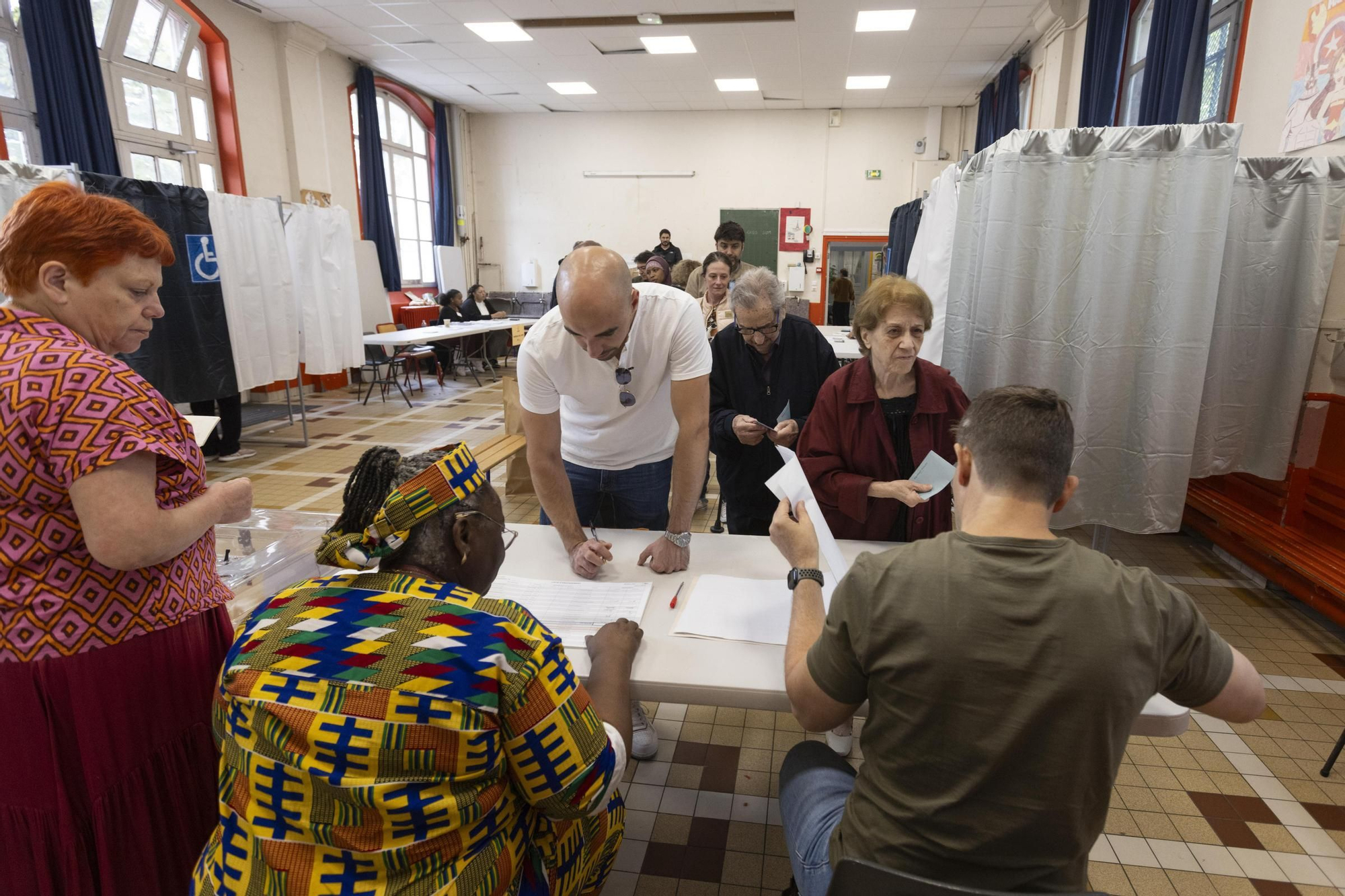 French citizens vote in second round of parliamentary elections in Paris