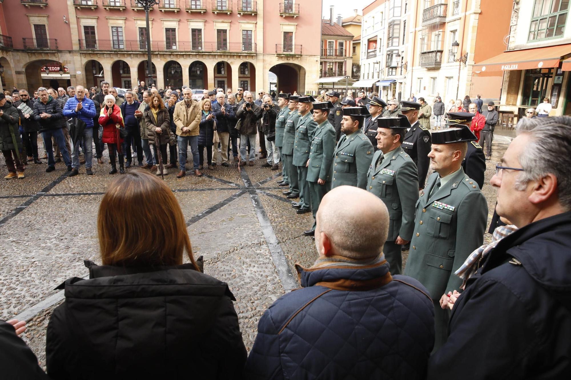 El minuto de silencio en Gijón por los dos guardias civiles asesinados en Barbate, en imágenes