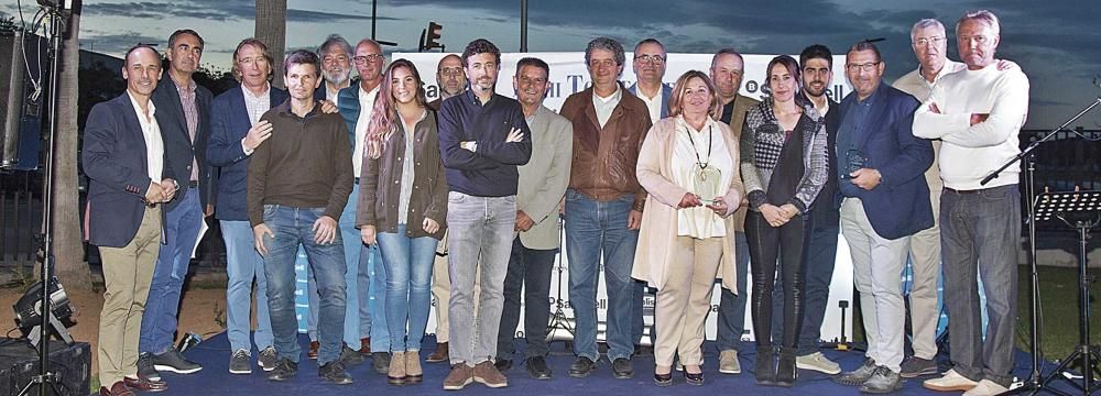 Patrocinadores y galardonados posaron para la tradicional foto de familia sobre el escenario del Club Diario de Mallorca.