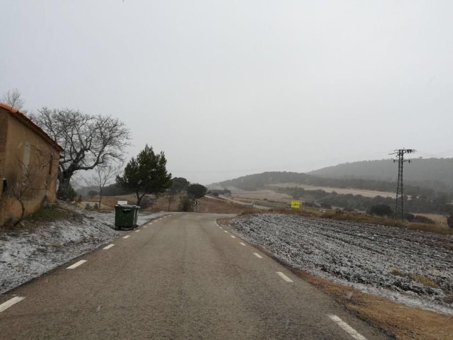 La nieve también cae hoy en Requena.