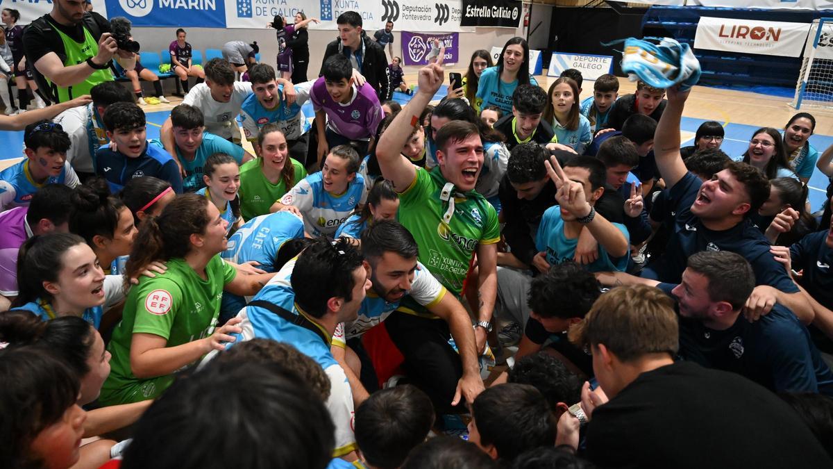 Celebración de la permanencia del Marín Futsal en la Primera Femenina tras derrotar al Ourense en A Raña.