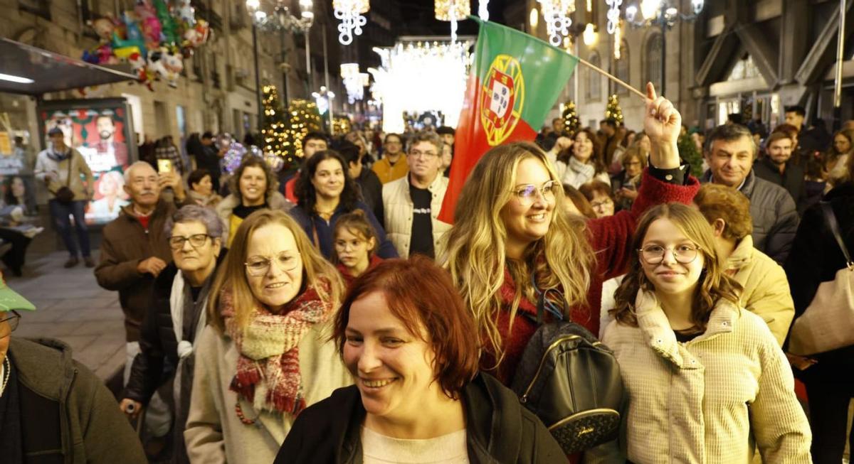 Porta do Sol, ayer, a rebosar de turistas, la mayoría venidos de Portugal.   | // R. GROBAS