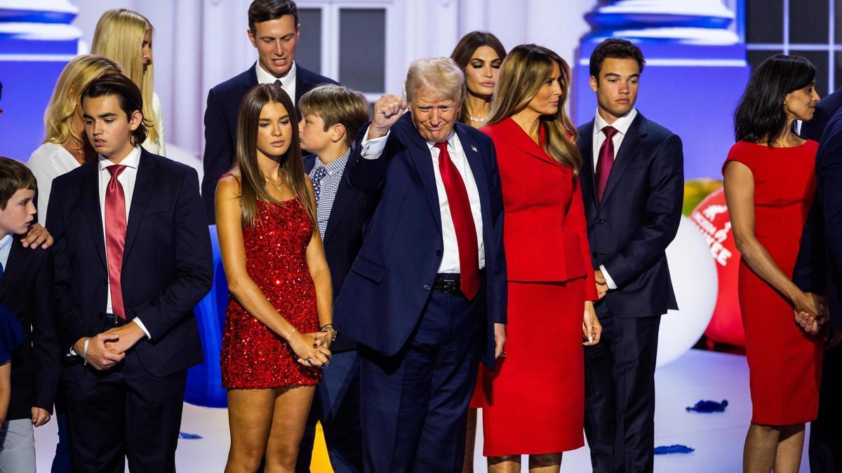 Donald Trump, rodeado de su familia en la Convención Republicana.