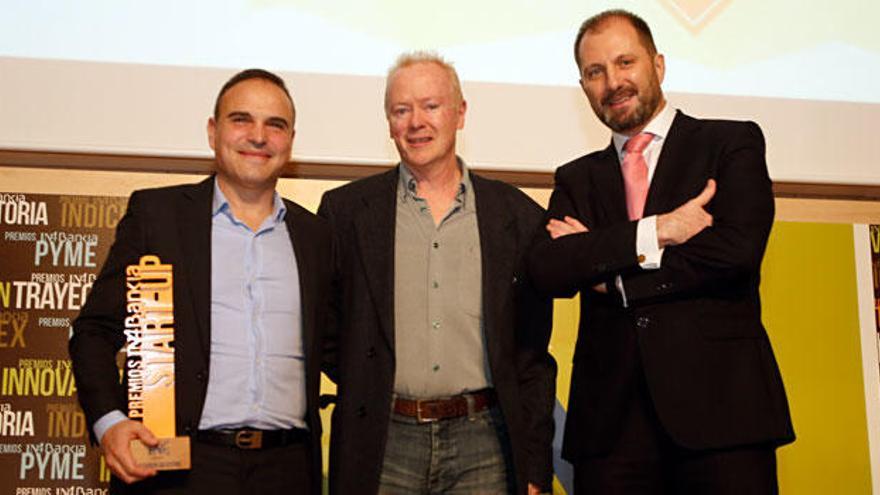 Alejandro Miró y Eduardo Jacquemin, socios de Geodron Solutions, con Juan José Castón de Aefa, que entregó el premio a la Mejor Start Up.