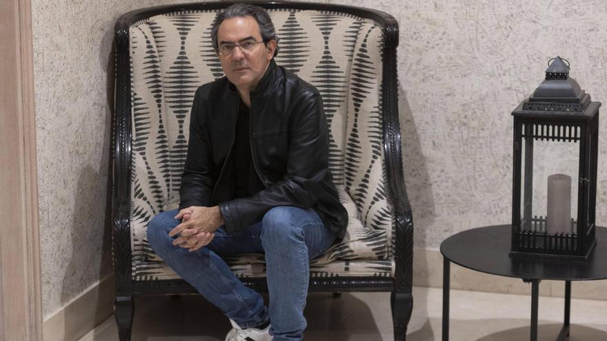 El escritor colombiano Juan Gabriel Vásquez, autor de "Los nombres de Feliza", este lunes en València.