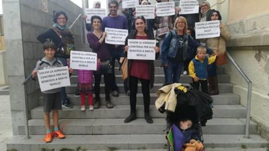 Concentració que es va fer divendres per tancar la crida de no portar els nens a l&#039;escola durant tres tardes.