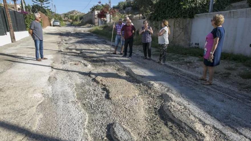 Vecinos muestran el mal estado de uno de los caminos de la urbanización Montesol, que está entre Elche y Aspe.