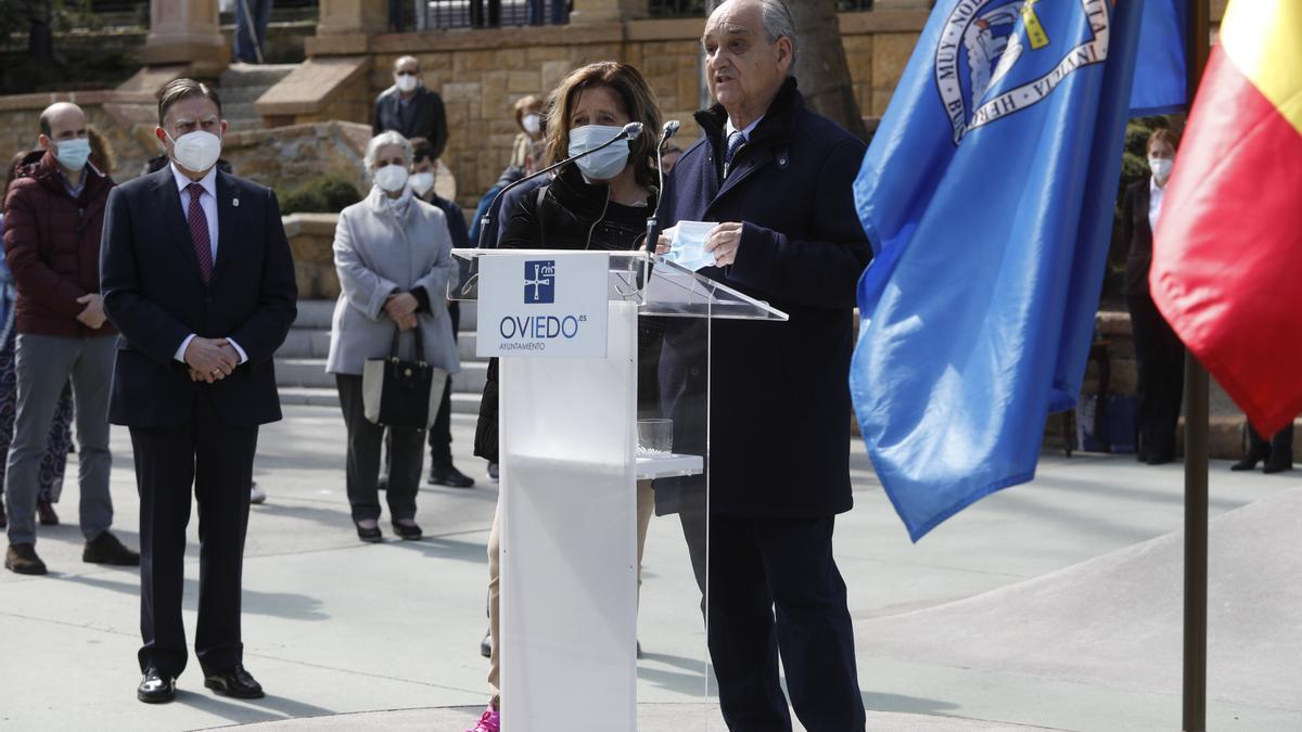 Ana Miralles y Joaquín Echeverría, durante el acto, en presencia de Alfredo Canteli