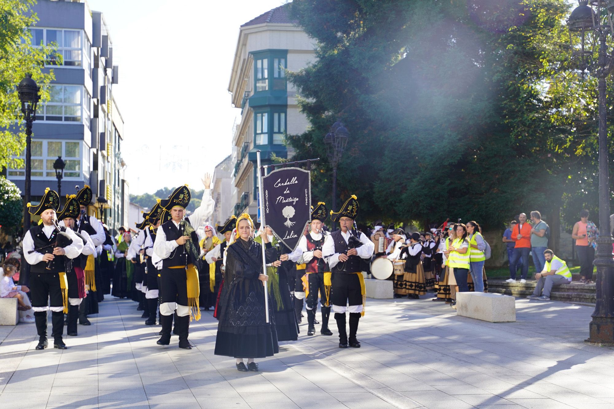 Un instante del desfile de las bandas de gaitas que participaron ayer en el festival de As Dores.