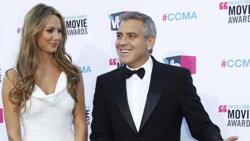 George Clooney, con su novia, Stacey Kievler. / reuters