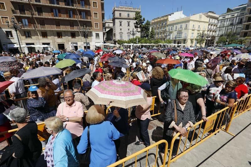 Besamanos en la Plaza de la Virgen