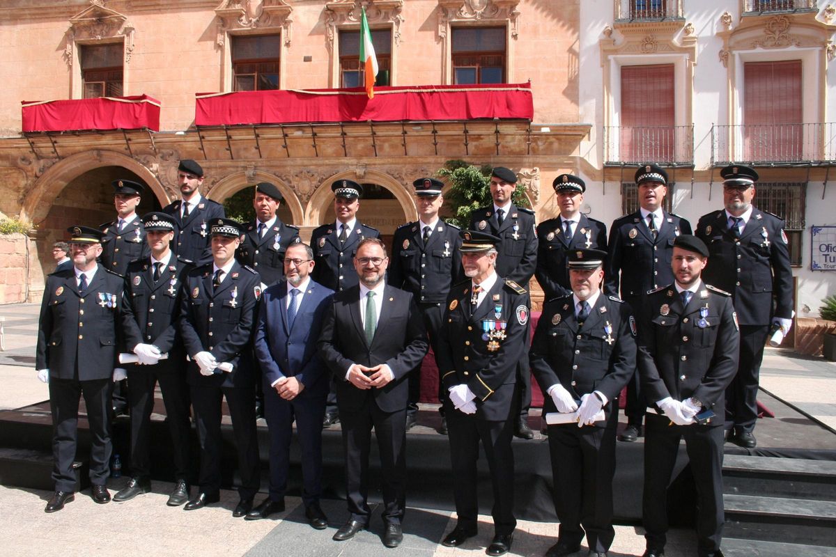 Los agentes que recibieron condecoraciones junto a José Luis Ruiz Guillén, Diego José Mateos y José Antonio Sansegundo.