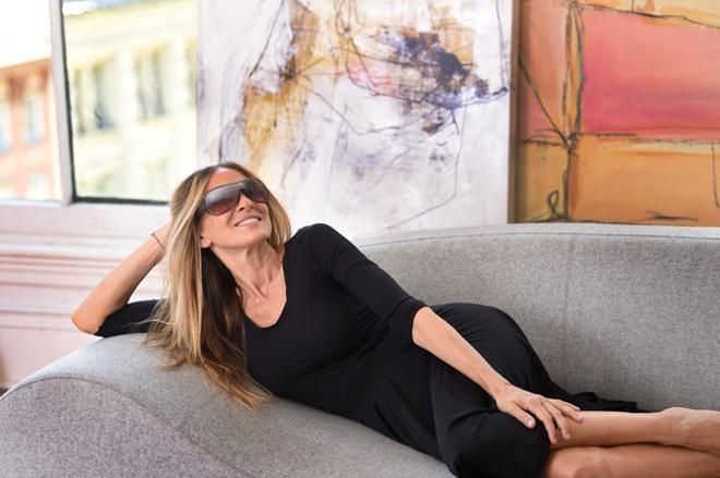 La actriz posando con las gafas de sol de SJP by Sarah Jessica Parker para Sunglass Hut