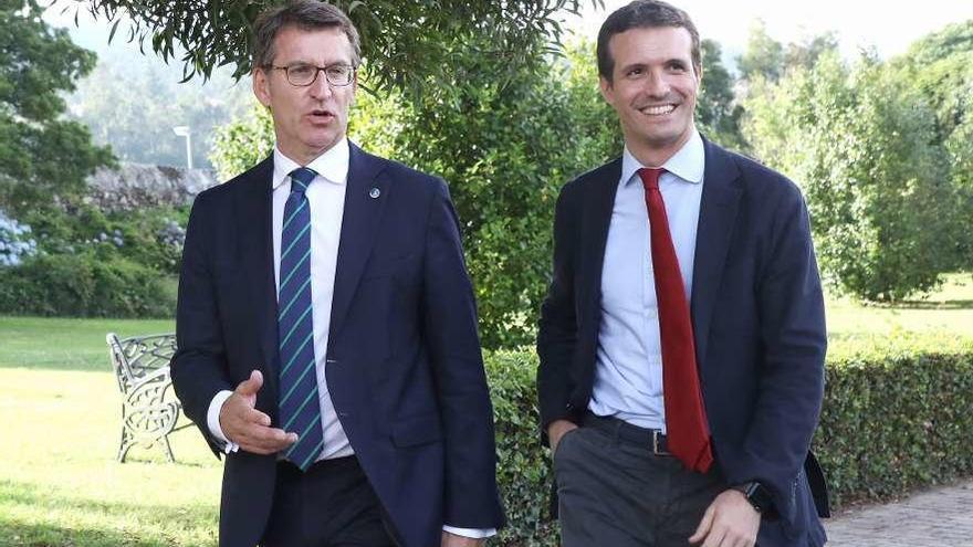 Feijóo, a la izquierda, con Pablo Casado, se reencuentran hoy en Cerdedo-Cotobade. // Xoán Alvarez