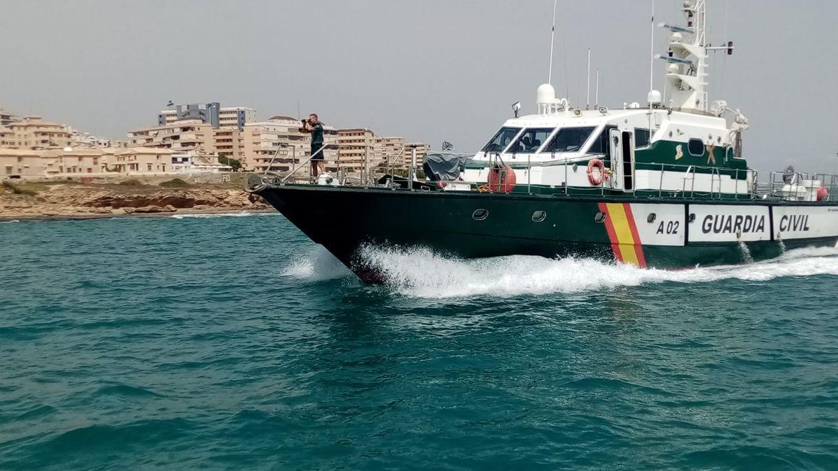 Un agente del Servicio Marítimo de la Guardia Civil de Alicante rastrea la costa.