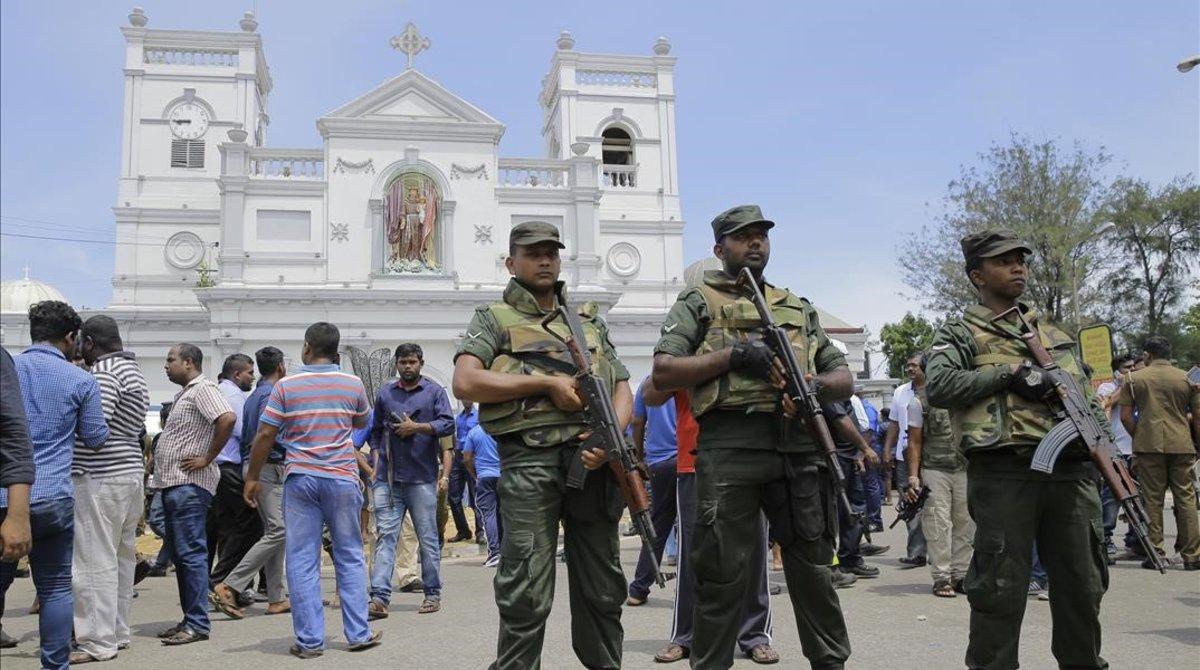 Soldados custodian la iglesia de St. Anthony en Colombo, Sri Lanka, tras una serie de atentados.