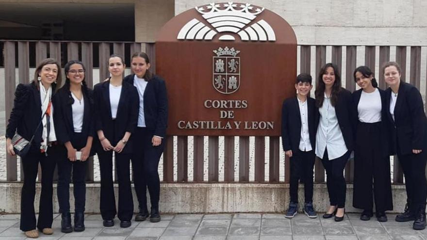 El equipo de la liga debate del IES María de Molina, a las puertas de las Cortes. | Cedida