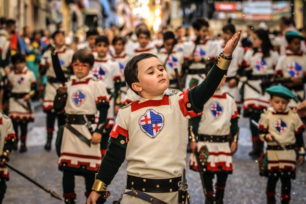 La procesión de la reliquia es uno de los actos que más agradan a los alcoyanos en el día dedicado al patrón San Jorge.