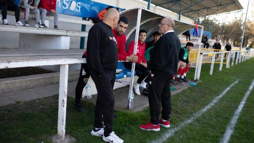 Santi Redondo conversa con sus jugadores antes de empezar un encuentro. | Ana Burrieza