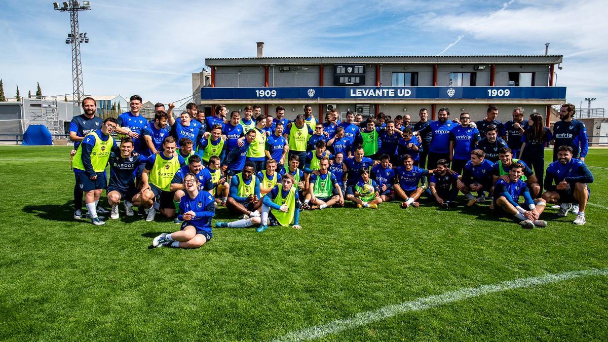 Foto de familia tras el entrenamiento del Levante con los jugadores del equipo EDI