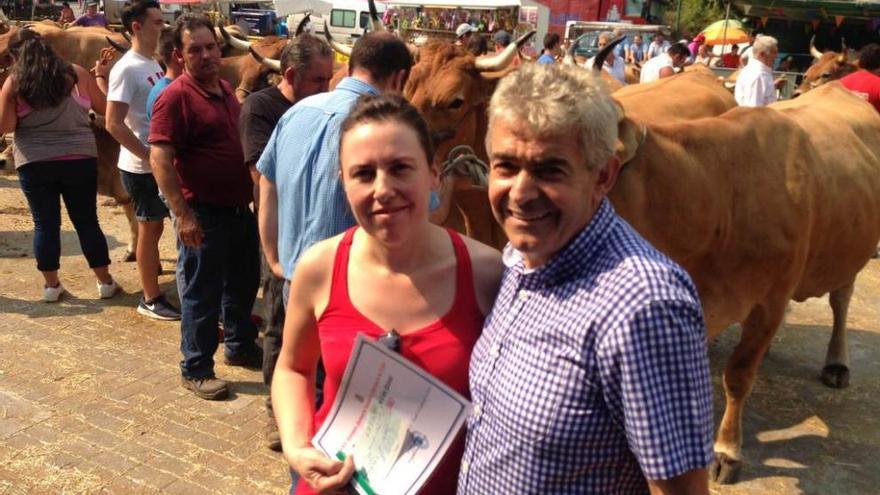 La ganadera María del Mar Caunedo, con su premio, y el alcalde, Belarmino Fernández.