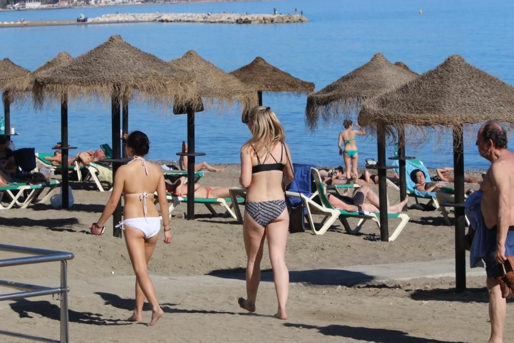 La subida de las temperaturas de los últimos días, que tendrá el sábado sus máximas, ha llevado a muchos malagueños a las playas de la capital.