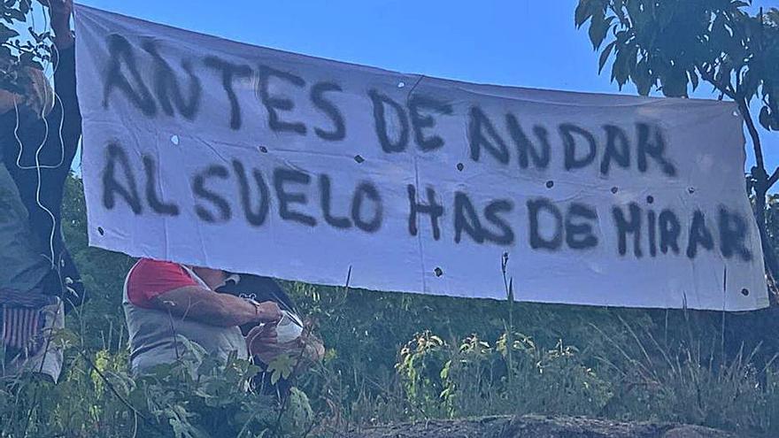 Vecinos de Sotillo despliegan pancartas para pedir mejoras