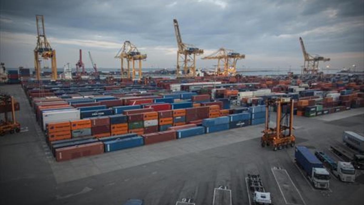 Contenedores apilados en el puerto de Barcelona.