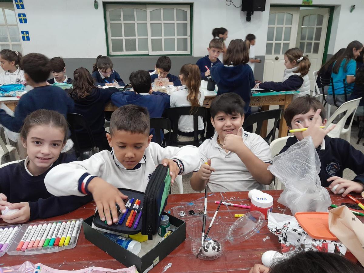 Los Güevos Pintos en el colegio Covadonga de Santa Fe